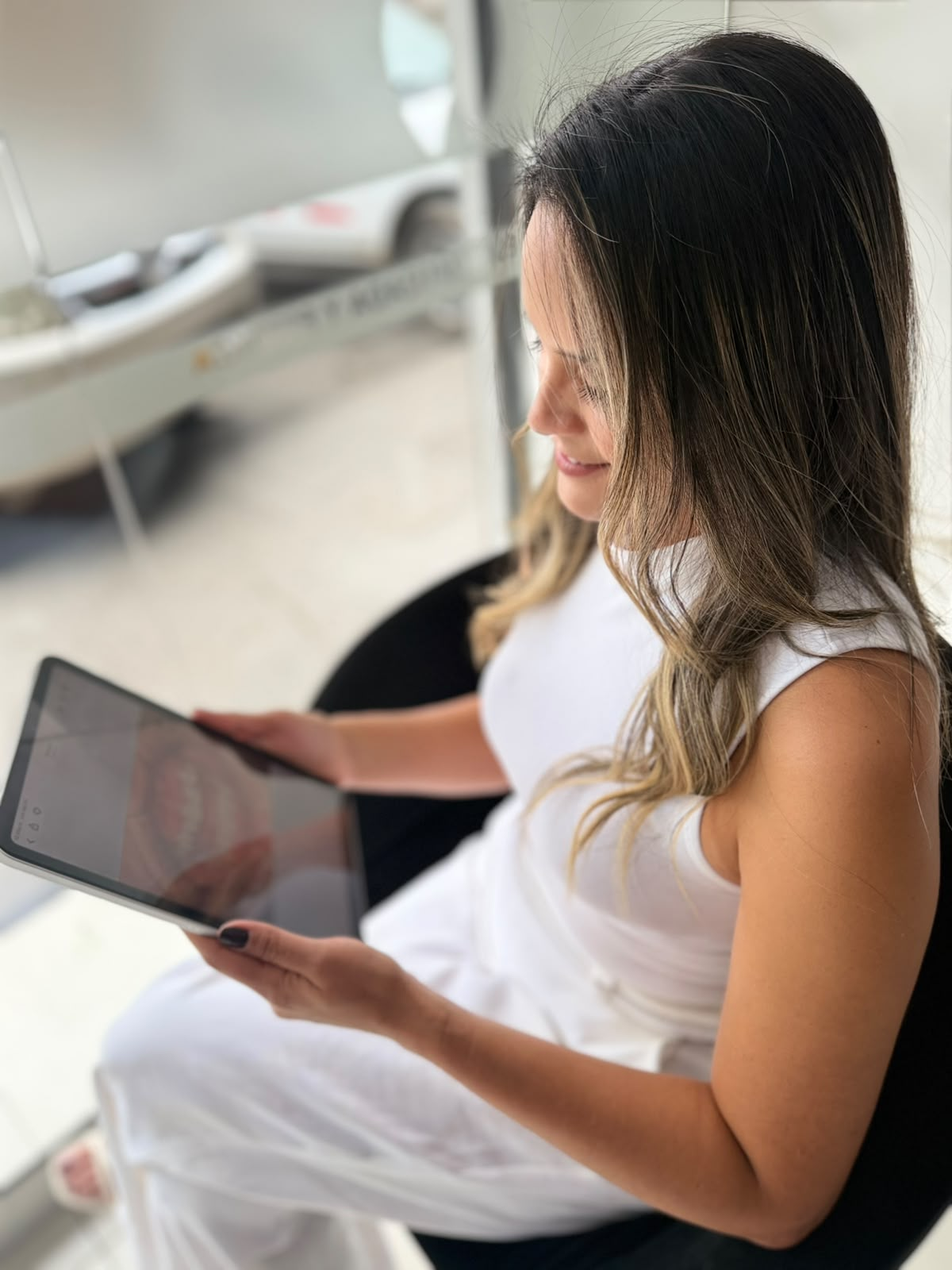 Dra. Laura Durán revisando información clínica en una tableta