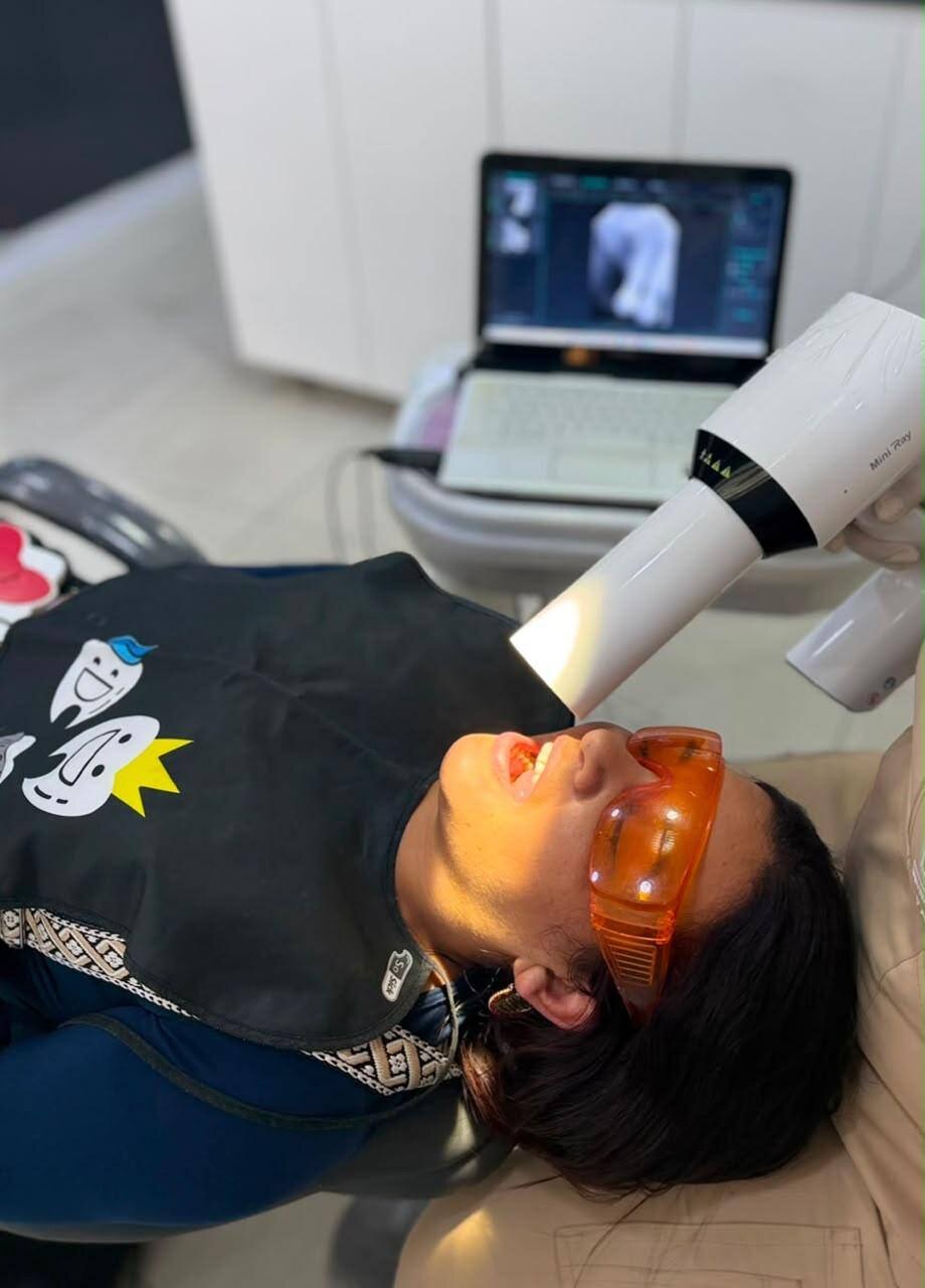 Paciente durante un registro dental digital con la imagen clínica visible en un portátil
