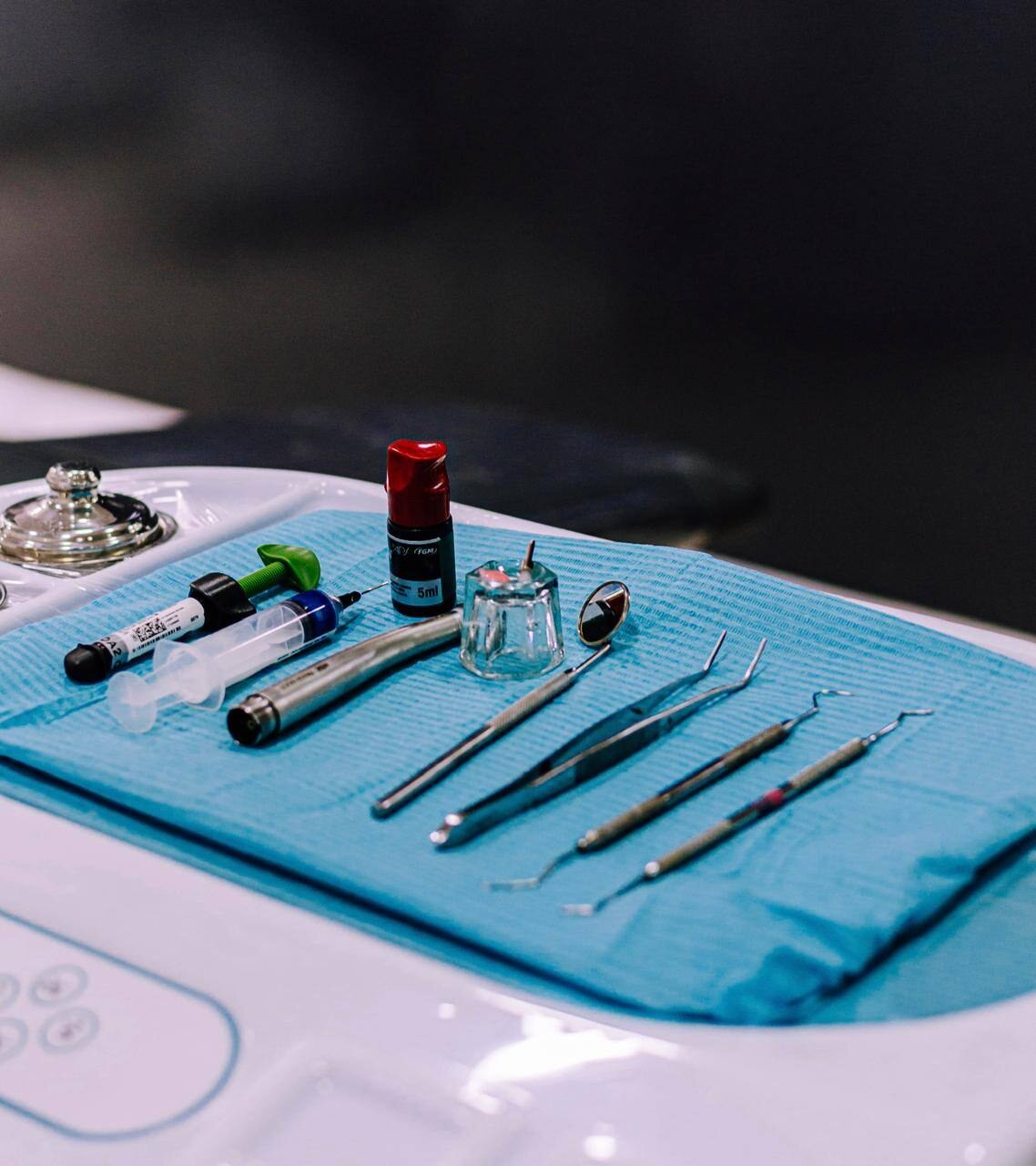 Instrumental y materiales preparados para un procedimiento de odontología general