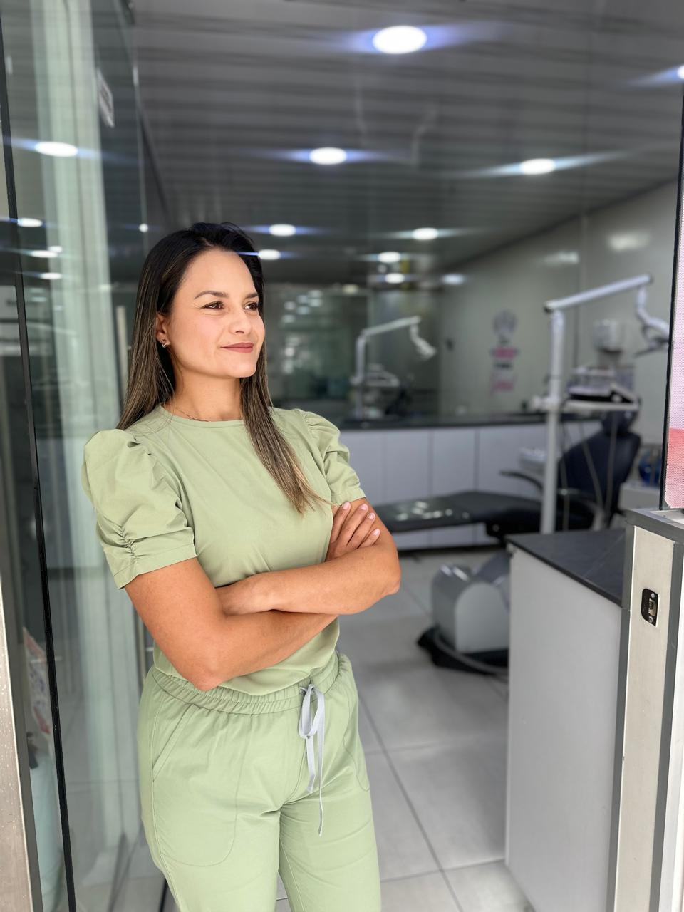 Dra. Laura Durán en la entrada de su consultorio odontológico